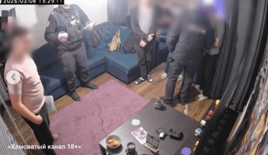 当面玩他的游戏 当面NTR！国外警察逮捕犯人后